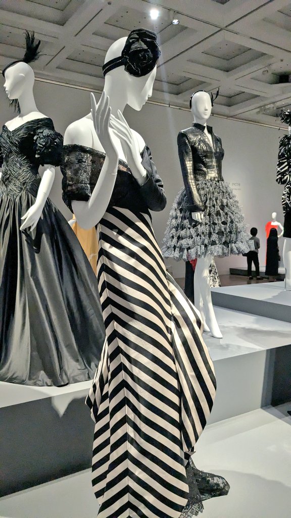 森英恵デザイン人形 ファッション界の伝説、森英恵。 単なる衣服の枠を超え、まとう人の 工芸品