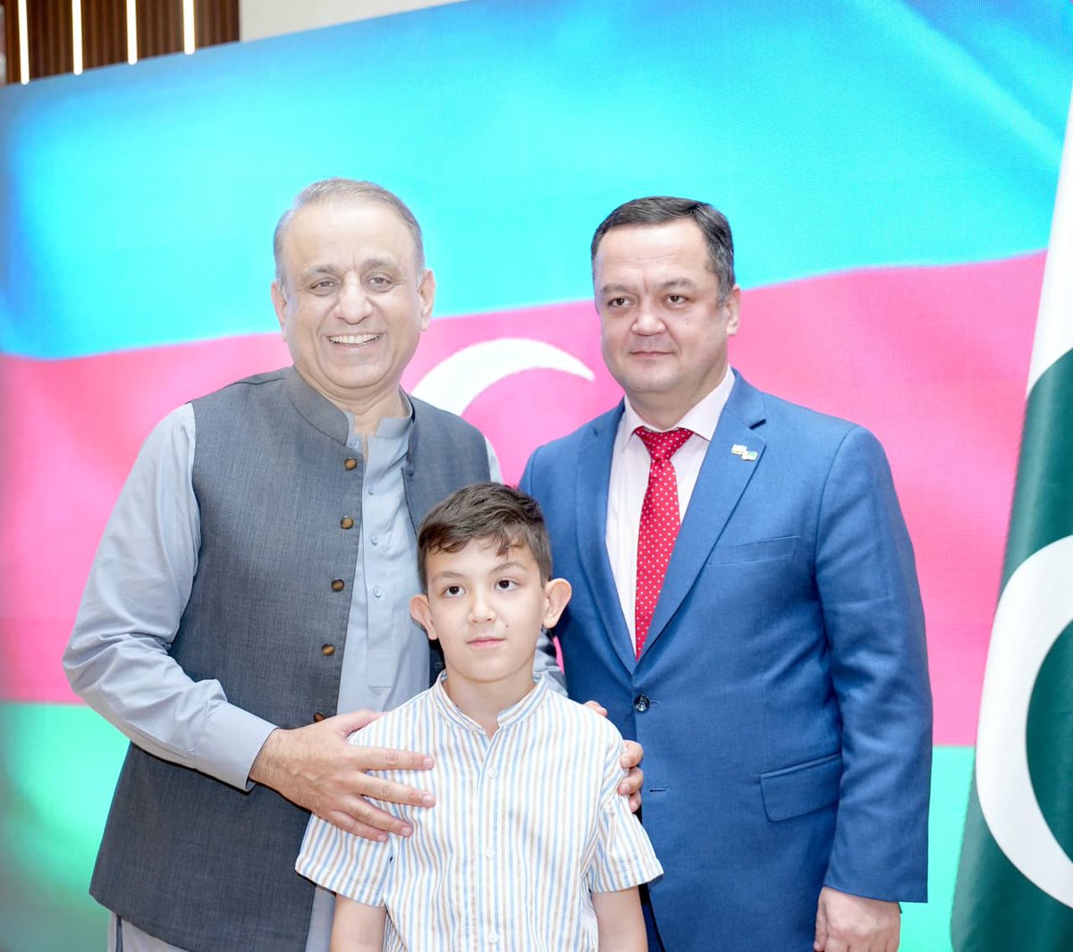 TokenEdge75cwf's tweet photo. چیئرمین سینیٹ سید یوسف رضا گیلانی، سفیرآذربائجان خضرفرہادوف، سپیکر پنجاب اسمبلی ملک احمد خان ، وفاقی و صوبائی وزراء صاحبان اور اہم سیاسی و سفارتی شخصیات بھی تقریب میں شریک https://t.co/hQi5mBCwZr
