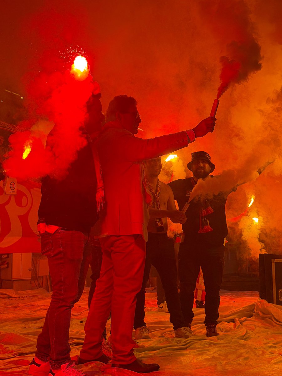 InstantsPrunier's tweet photo. Le crackage du président .

#lemansfc #sangetor https://t.co/B8AueNQp2n