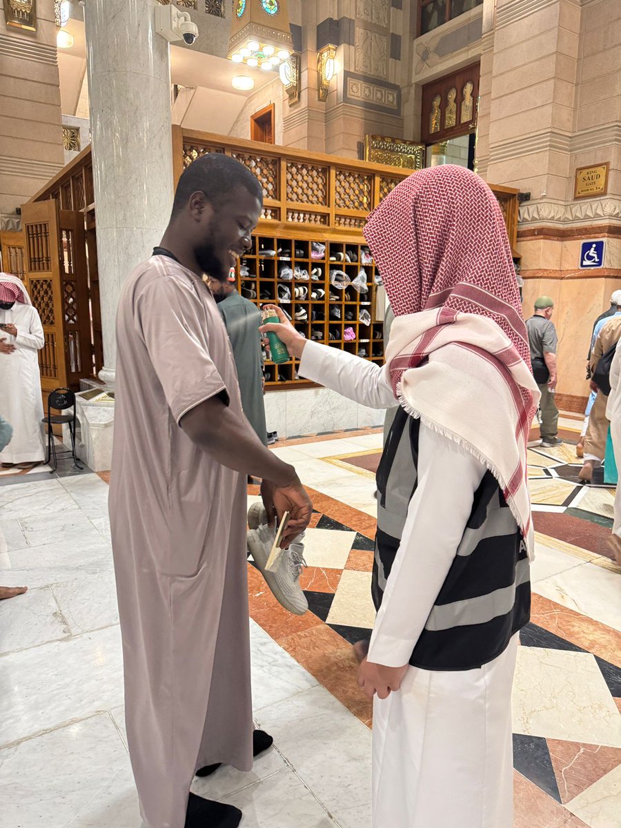 taibaedu_sa's tweet photo. بـ #تطييب_الزوار.. نسعد بخدمة ضيوف الرحمن 🕌

جانب من جهود الفريق التطوعي بـ #جمعية_طيبة_التعليمية في خدمة الزوار وإثراء تجربتهم الإيمانية، تجسيداً لقيم العطاء وحفاوة الاستقبال في طيبة الطيبة.

بارك الله في جهود المتطوعين، وجزاهم خير الجزاء. 🌿

#خدمة_ضيوف_الرحمن #المدينة_المنورة https://t.co/vpv34Kdhzr