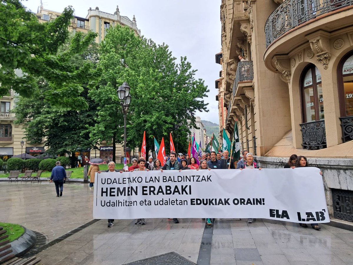 ELA_Sindikatua's tweet photo. ✊UDALHITZ | La #huelga cierra muchos ayuntamientos y servicios

📢Las tres #manifestaciones celebradas en Vitoria-Gasteiz, Bilbao y Donostia han contado con la participación de miles de personas trabajadoras

📲 https://t.co/yEbG5nUCmw https://t.co/UyF4QN6Zpw