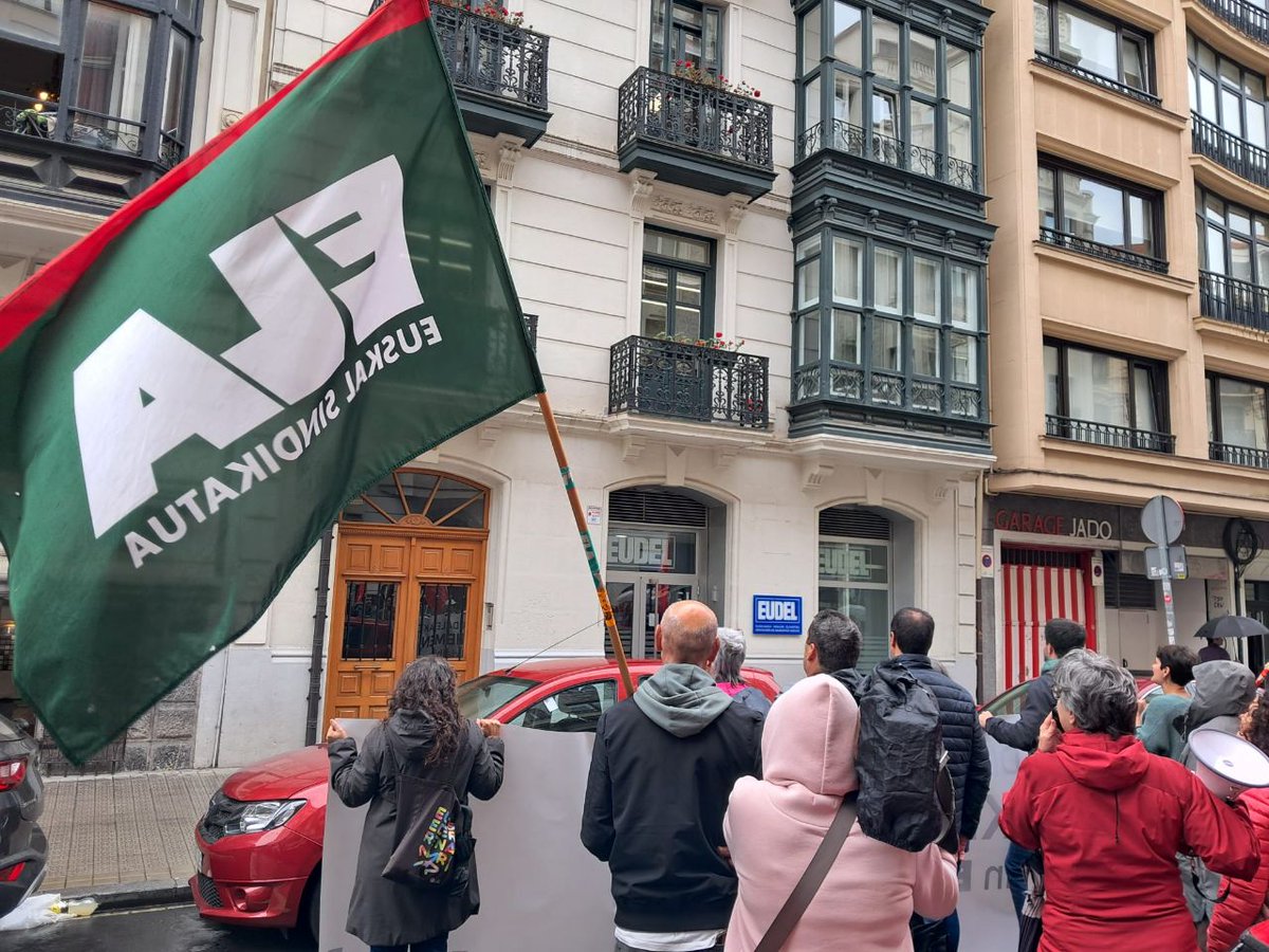 ELA_Sindikatua's tweet photo. ✊UDALHITZ | La #huelga cierra muchos ayuntamientos y servicios

📢Las tres #manifestaciones celebradas en Vitoria-Gasteiz, Bilbao y Donostia han contado con la participación de miles de personas trabajadoras

📲 https://t.co/yEbG5nUCmw https://t.co/UyF4QN6Zpw