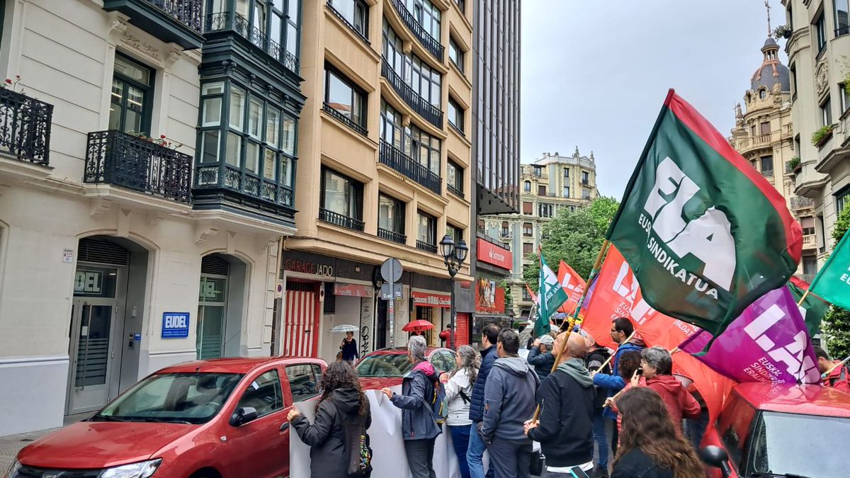 ELA_Sindikatua's tweet photo. ✊UDALHITZ | La #huelga cierra muchos ayuntamientos y servicios

📢Las tres #manifestaciones celebradas en Vitoria-Gasteiz, Bilbao y Donostia han contado con la participación de miles de personas trabajadoras

📲 https://t.co/yEbG5nUCmw https://t.co/UyF4QN6Zpw