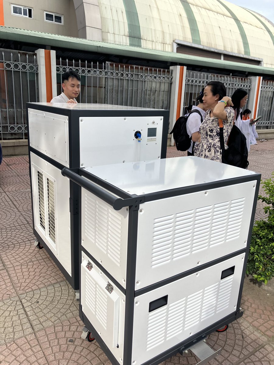 ShinKuu_AC's tweet photo. ハノイ暑い。36℃☀️

会社前でHIESPO試験中。
そして会社近くのバス停へ移動し、一般の方にも体感してもらいました。😎

SHINKUU VIETNAMからのお知らせでした📢

#HIESPO
#SHINKUUVIETNAM
#信越空調
#ハノイ
#移動式エアコンヒエスポ https://t.co/qSgE88nzho