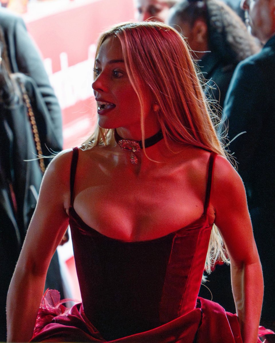 margot robbie files tweet media