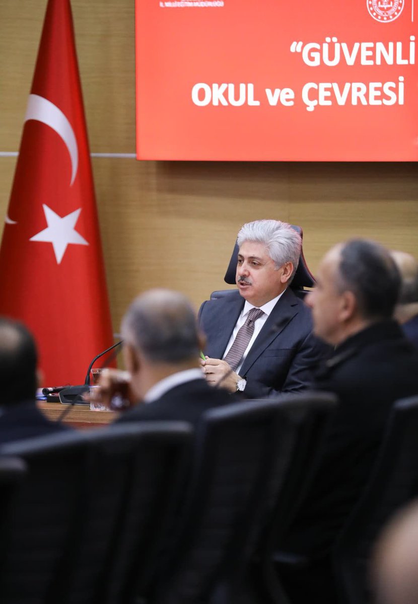 SakaryaValiligi's tweet photo. Valimiz Sayın Rahmi Doğan başkanlığında Okul Güvenliği Toplantısı gerçekleştirildi.

Vali Yardımcısı ve ilgili yetkililerin katılımıyla gerçekleştirilen toplantıda, öğrencilerin güvenli ve huzurlu bir eğitim ortamında öğrenim görmelerini sağlamak amacıyla okul çevrelerinde alınan güvenlik tedbirleri, trafik düzenlemeleri, asayiş uygulamaları ile koruyucu ve önleyici çalışmalar ele alındı. İlgili kurumlar tarafından yürütülen faaliyetlere ilişkin sunumların gerçekleştirildiği toplantıda, kurumlar arası koordinasyonun güçlendirilmesi, mevcut uygulamaların değerlendirilmesi ve sahadaki çalışmaların etkin şekilde sürdürülmesine yönelik değerlendirmelerde bulunuldu.