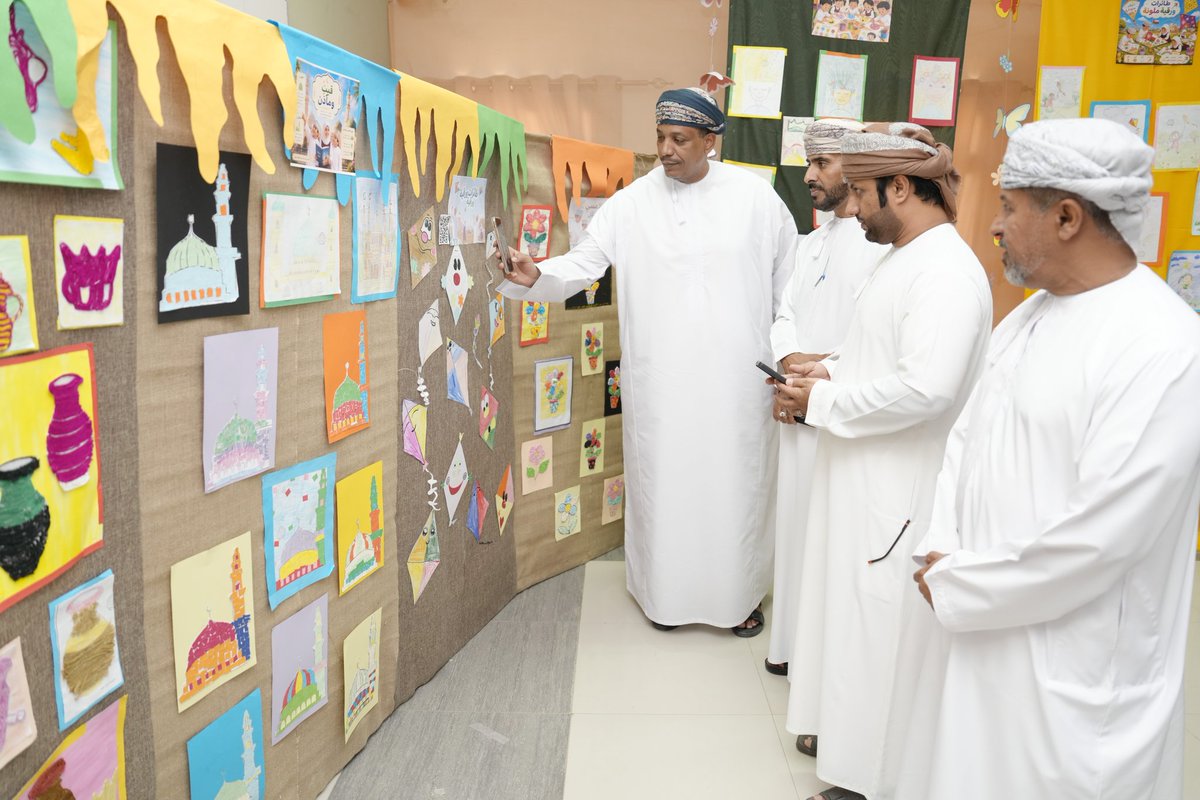 EduGovSsq's tweet photo. افتتح بمدرسة دوحة العلم للصفوف ( 3-4 ) المعرض الفني ( أحلام ملوّنة ) برعاية أ. فهد بن فايل الغيلاني المشرف الأول لمادة الفنون التشكيلية وبحضور عدد من التربويين والتربويات .

المعرض تنفيذ معلمات الفنون البصرية (  شمسة العلوي - فاطمة الدرعي ) وبمشاركة معلمات المجال الرابع تحت اشراف أ. فاطمة المشايخي مشرفة الفنون البصرية ومديرة المدرسة أ. بدرية الساعدي .

“أحلام ملوّنة” جمع بين ألوان الفن وبراءة الطفولة، ليعكس مواهب طلبتنا الرسامين الصغار وإبداعاتهم المتألقة في لوحة فنية نابضة بالحياة ، حيث ضم المعرض باقة مميزة من اللوحات التشكيلية، والأعمال اليدوية، والتصاميم المبتكرة، التي تجسد شغف الطلبة بالفن، وقدرتهم على التعبير عن رؤاهم وأحلامهم بألوان زاهية ولمسات مبدعة تنبض بالخيال والجمال.
هدف المعرض إلى تنمية الحس الفني لدى الطلبة، وتشجيعهم على الإبداع والابتكار، وإبراز مواهبهم الواعدة في بيئة تربوية محفزة تحتفي بالفن كرسالة سامية ولغة عالمية تعبّرعن الجمال والأمل ، لتبقى مواهبهم منارات مضيئة ترسم المستقبل بألوان الأمل والإبداع ( فكل حلم يبدأ بلون… وكل لون يحكي قصة إبداع )
(لمشاهدة صور الفعالية في هذه الروابط)
https://t.co/2taAQEgcRC

https://t.co/KpDFVMhIrS
#تعلم_مستدام