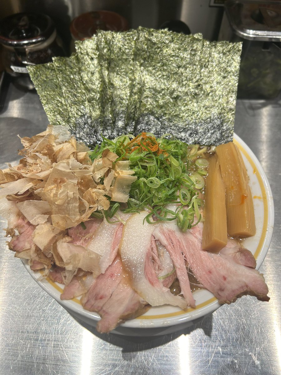 mx178xk's tweet photo. 麺家よし川天王寺
あべのギョトン

この数日前にも昼の終わりくらいに食べに行った時のデフォも相変わらず最高に美味しいんやけども、やっぱ俺ギョトン好き🤤

マジどっちも美味しいから毎回悩めるの幸せ

なんと！赤木社長から紫帯昇格認定頂きました🔥
師範代目指して頑張ります🤪
ご馳走様でした🙏 https://t.co/jEfu5EnfLD