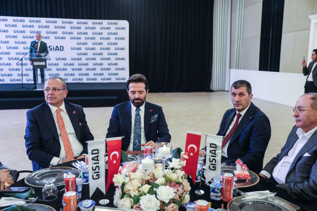 tumbir_tr's tweet photo. TÜMBİR Genel Başkanımız Murat GÜNDAY, GİSİAD tanıtım lansmanına katılarak selamlama konuşması gerçekleştirdi. GİSİAD Yönetim Kurulu Üyesi Yakup Arslan tarafından takdim edilen plaket ve nazik ev sahipliği için GİSİAD Yönetimine teşekkür ederiz.

@tumbir_tr  @genctumbir  @gisiadorg