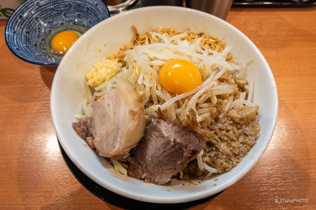 SToneSOUND1975's tweet photo. 2026.05.14
#豚のトリコ #大宮駅西口
#ラーメン ¥1050
#汁なし 変更 ¥100
#生たまご ¥50

久しぶりにコチラへ。
暑かったから汁なしで。
かなりショッパイ！
帰り、店外窓のチラシを見たら
「突き抜けるしょっぱさ！」
コレがデフォらしい。

#ラーメン #ラーメン埼玉 #さいたま市 https://t.co/CnXeUkHN2I