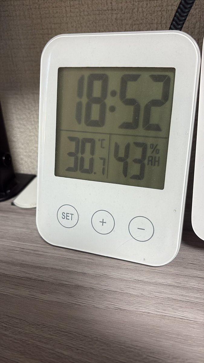 Ultra_5528's tweet photo. エアコンぶっ壊れて冷房なのに温風出てくる https://t.co/dkjorq7iny