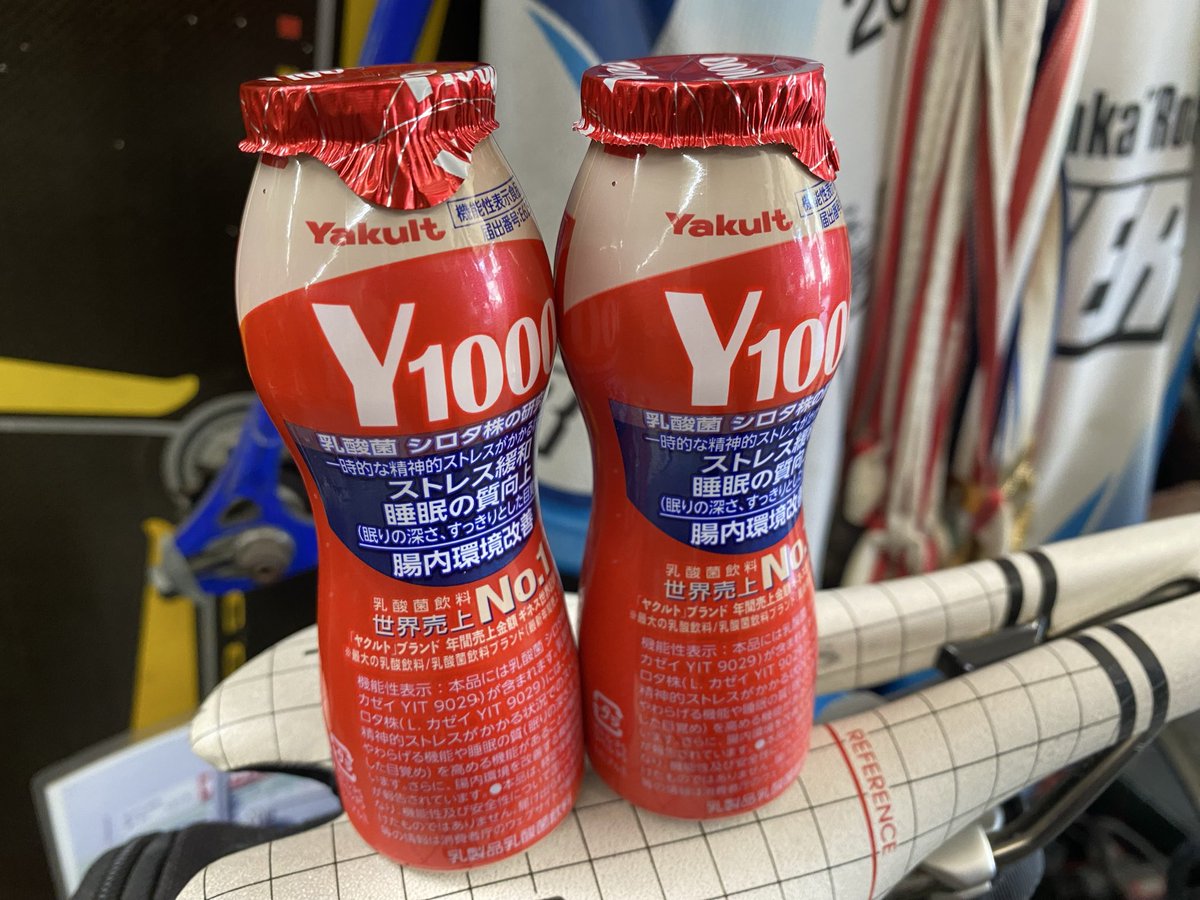 gunnte27's tweet photo. 中古のバルブキャップ差し上げたらヤクルト２本も頂きました！ありがとうございます！

店の外に無料空気入れのホース３本と一緒に中古（無料）のバルブキャップ大量に置いてます。 https://t.co/Az2ZBhVFBo