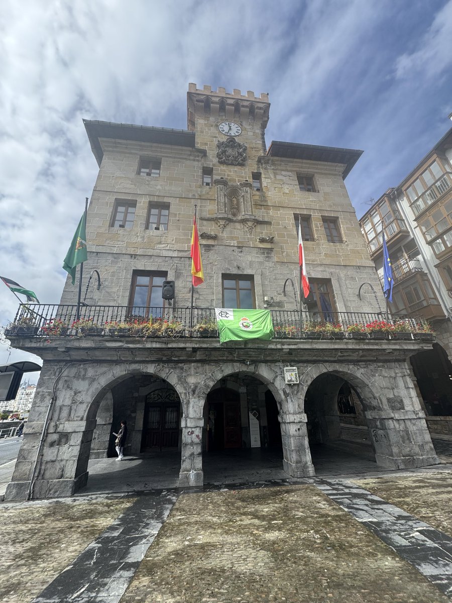 PenaUrdial21093's tweet photo. El ayuntamiento de Castro Urdiales ya luce la bandera verdiblanca. 🔝💚 https://t.co/hmbBGpZrxY