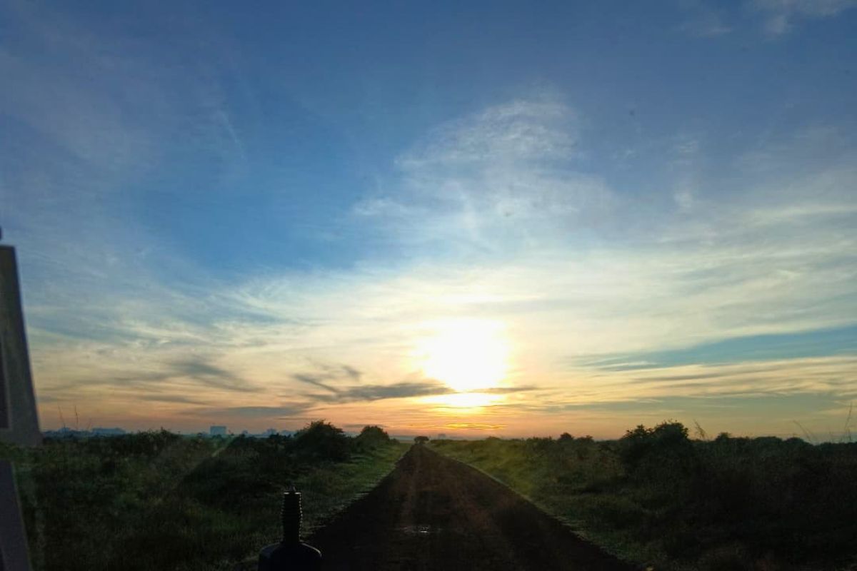 OffbeatExps's tweet photo. We’re often so focused on the destination, we miss the "in-between."
The long drives, the roadside stops, the shifting horizons in between. 
That’s where the real Kenya lives.
I hope you enjoy the transitions as you move through Kenya.

#KenyaSafari #RoadTripAfrica #Travel https://t.co/iSm7bm3UuB