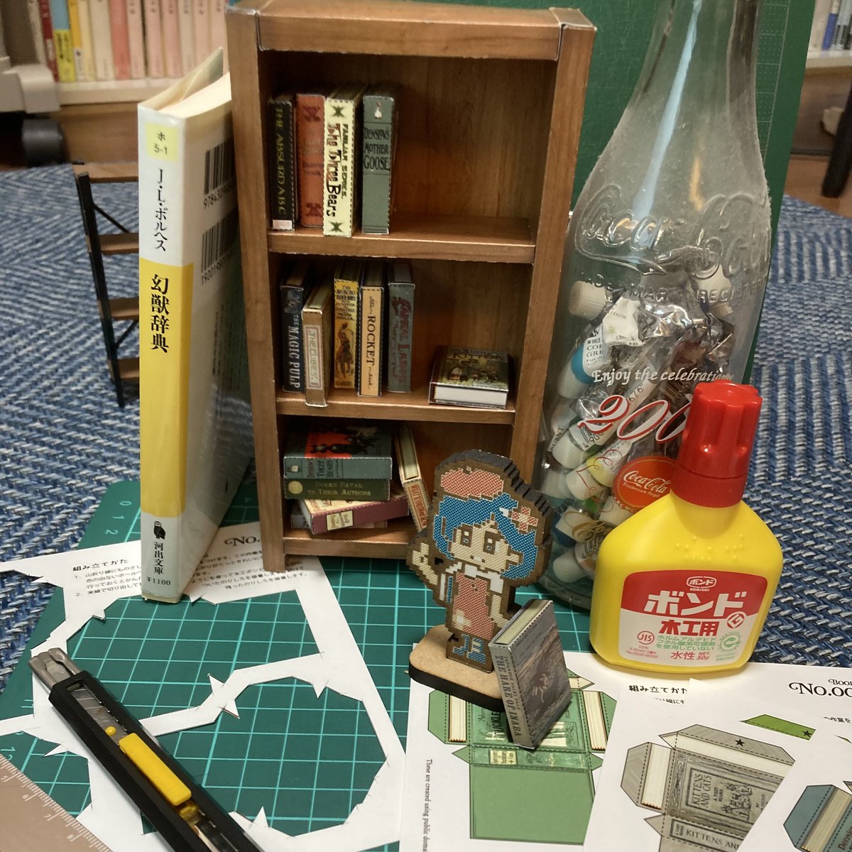 DotEKousakubu's tweet photo. こないだ文学フリマで購入した @polygonbee さんの本棚のペーパークラフトを組み立ててました。
まだ35冊分くらい残ってる…本棚に収まるのか…？ https://t.co/0GkNWfqN0m