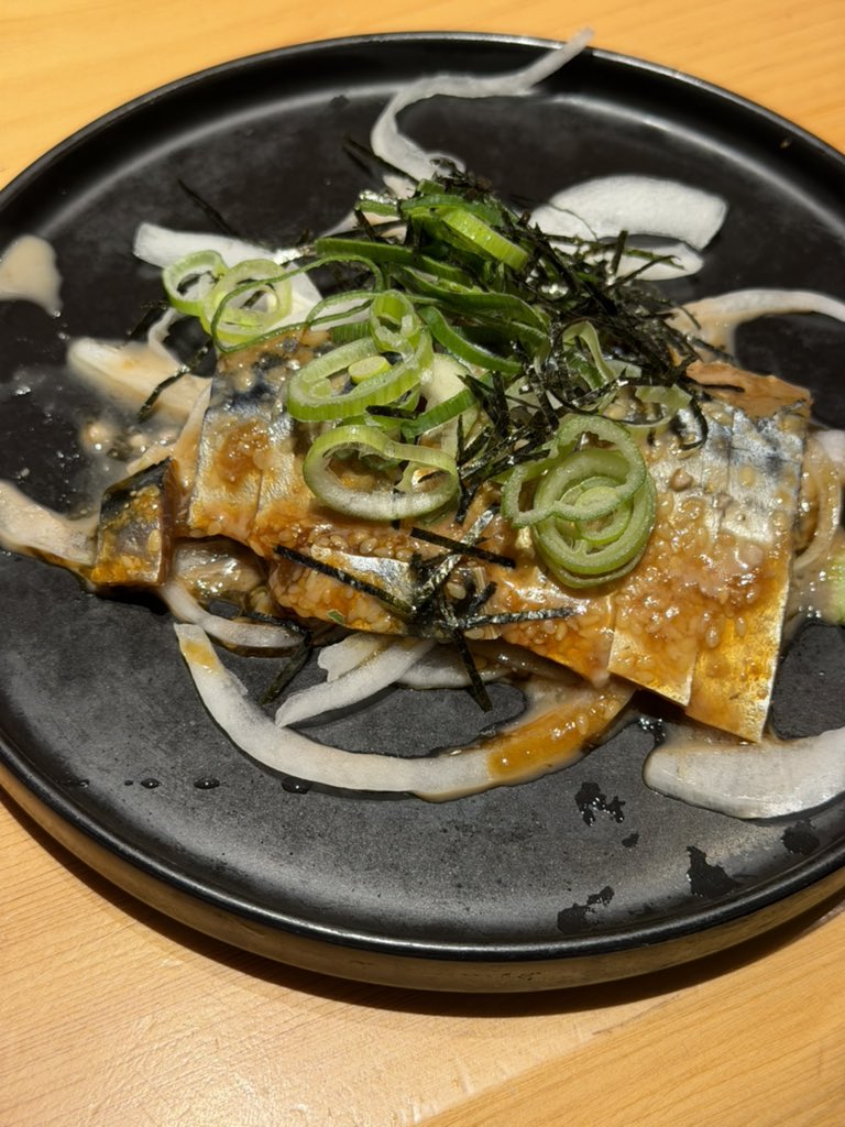 TETZ99's tweet photo. 今日の夕食は、じねんじょ庵国立店、多摩地区、神奈川に数軒ある蕎麦割烹のチェーン店だ。チェーン店と侮るなかれ、地域のマダム達で賑わっている。飲食店は、親父でいっぱいのガッツリ親父メシと女性で溢れる店とに大別されるが、ここは後者。店内のインテリアもおされで落ち着いた雰囲気なのが女性に好まれる理由なのか。熟成ハラミ炙り焼きと自然薯の麦とろ定食、蕎麦サラダ、麻辣しいたけ、胡麻鯖、いづれも間違いのない味。決して量は多くないが美味しいものを少しづつ食べたい女性にはたまらないだろう。次回は牛すじつけ蕎麦、骨付き揚げ鷄を食べてみたい。　#国立グルメ