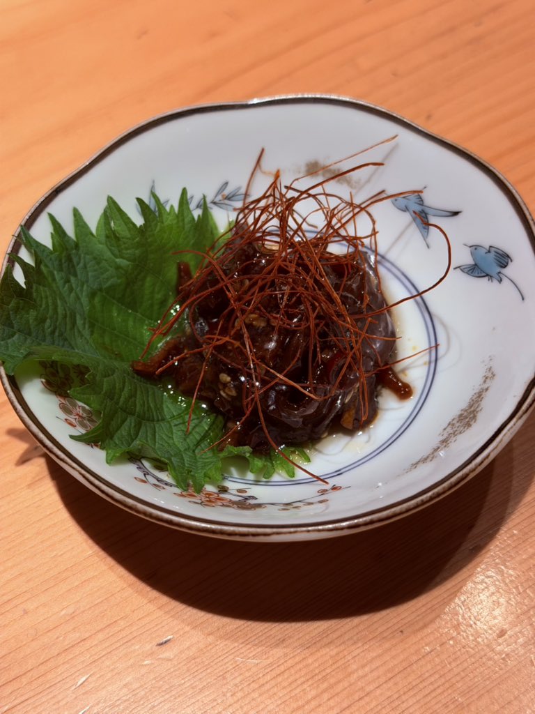TETZ99's tweet photo. 今日の夕食は、じねんじょ庵国立店、多摩地区、神奈川に数軒ある蕎麦割烹のチェーン店だ。チェーン店と侮るなかれ、地域のマダム達で賑わっている。飲食店は、親父でいっぱいのガッツリ親父メシと女性で溢れる店とに大別されるが、ここは後者。店内のインテリアもおされで落ち着いた雰囲気なのが女性に好まれる理由なのか。熟成ハラミ炙り焼きと自然薯の麦とろ定食、蕎麦サラダ、麻辣しいたけ、胡麻鯖、いづれも間違いのない味。決して量は多くないが美味しいものを少しづつ食べたい女性にはたまらないだろう。次回は牛すじつけ蕎麦、骨付き揚げ鷄を食べてみたい。　#国立グルメ