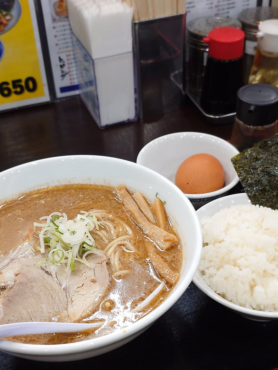 newalone's tweet photo. #青樹 こってり煮干しらーめん中盛り、卵かけご飯 https://t.co/h08JHKUSym