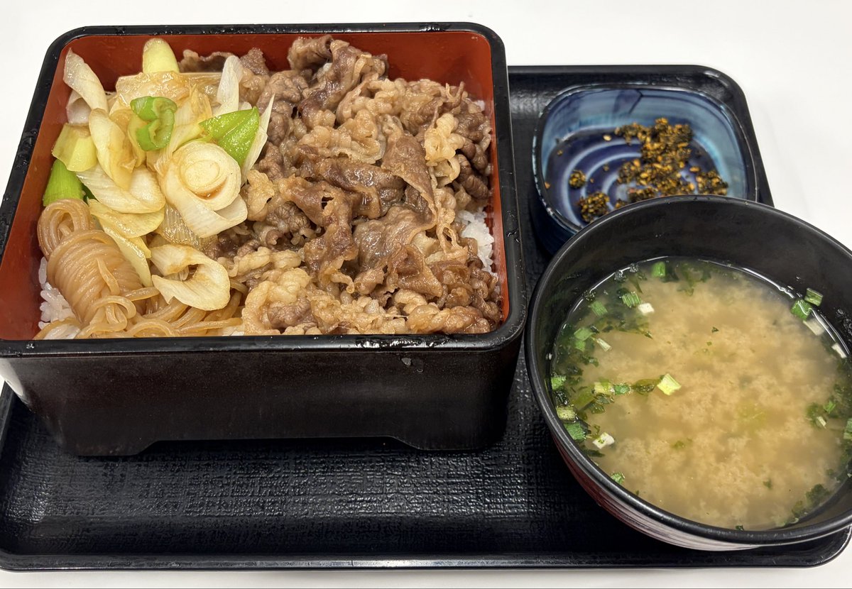 吉野家 重箱 吉野家の「絶品牛重」。1200円という価格設定もあり、Xで検索すると