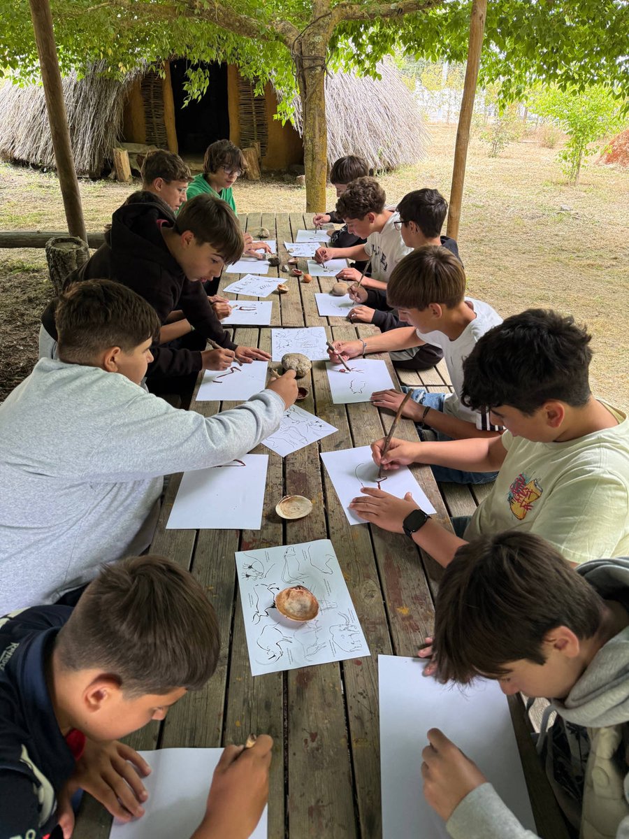IesSuarez's tweet photo. El pasado viernes el alumnado de 1º y 2º de ESO que estudia portugués  viajó hasta el corazón del Alentejo para descubrir Évora, ciudad  declarada Patrimonio Mundial por la UNESCO. https://t.co/BV4kQrhDKH