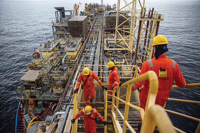 BusInsiderSSA's tweet photo. Senegal🇸🇳 plans to develop the Yakaar-Teranga offshore gas field with a $7.5 billion investment, transforming its energy sector.

The project aims to reduce over $1 billion in annual energy subsidies and enhance domestic energy security by decreasing reliance on imported fuels.

Senegal🇸🇳 seeks to leverage natural gas for broader industrial growth, targeting sectors like fertilizer, petrochemicals, steel, and cement.

As Kosmos Energy and BP withdraw, national oil company PETROSEN will likely become the sole operator, reflecting Senegal's push for greater control over its resources.