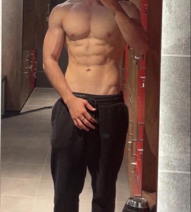 LouisXXlcm's tweet photo. Rt si tu me suces après la salle https://t.co/smehEi4nGH