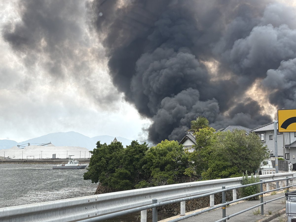 Saturque0's tweet photo. 昼に製鉄所跡地でも爆発したんかと思うてたら、帰り凄い燃えてた。
近くの人気をつけて。 https://t.co/F2ZxdCRBi2