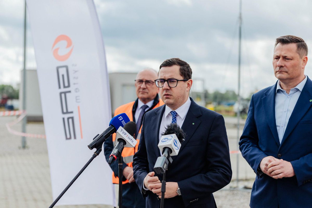 ME_GOV_PL's tweet photo. Minister Energii @motykamilosz na konferencji prasowej we Lwówku: 

💬 Europa była uzależniona od gazu z Rosji, ale podjęła decyzję na poziomie europejskim, i państw narodowych, aby się w pełni uniezależnić energetycznie od Rosji. Polska była tu absolutnym pionierem. To była strategiczna decyzja wpływająca na nasze bezpieczeństwo. Dzisiaj wiemy, że słuszna.