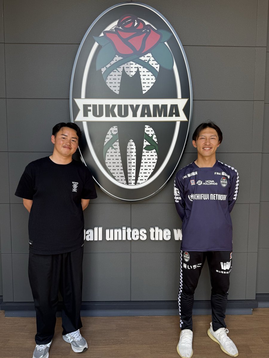 KIFT03's tweet photo. 【指導者研修】

5月13日・14日の2日間、 
福山シティFC 小谷野監督のTRを見学させていただきました。

6年前、22歳という若さで福山シティを天皇杯ベスト6まで導き、戦術的ピリオダイゼーションやエコロジカルアプローチを研究され、実際にその理論をチームへ導入されている小谷野監督。

その現場を実際に見てみたいと思い、今回福山まで足を運ばせていただきました。

そしてTR後にもお時間をいただき、
シーズン中にも関わらず、

・当日のTR設計の背景 
・エコロジカルアプローチについて 
・TRの内容や意図 

など、本当に多くのことを学ばせていただきました。

さらに、自分の質問一つ一つにも丁寧に答えてくださり、非常に貴重な時間となりました。

特に、
「プレーパターンを掘ること」
「環境をどうデザインするか」

という視点は、自分の中でもかなり考えさせられ、もっと学びたいと強く感じました。

またTR後には、自分の目的地までわざわざ車で送迎までしていただき、一流の指導者は本当に人間性も素晴らしいと感じました。

夜は少しだけでしたが、アカデミーTRも見学させていただき、トップだけでなく育成年代の現場も含め、多くの刺激を受けました。

やはり、自分の足で現場へ行き、空気感や選手の変化、指導者の働きかけを直接観ないと感じられない部分があると改めて感じました。

正直、2日間では全く学び足りなかったので、またすぐ必ず福山へ足を運ばせていただきたいと思います。

KIFTの理念でもある、
「地方からでも本質的な学びを現場へ還す」

この部分をこれからも大切にしながら、
“来てもらう”だけでなく、自分自身も学びに行き、その学びを現場へ還元していきたいと思います。

小谷野監督、福山シティの関係者の皆様、
本当にありがとうございました！
引き続きよろしくお願い致します。
@FootKoyano 

#KIFT
#指導者コミュニティ
#小谷野拓夢
#福山シティ
#地方からでも本質的な学びを現場へ還す