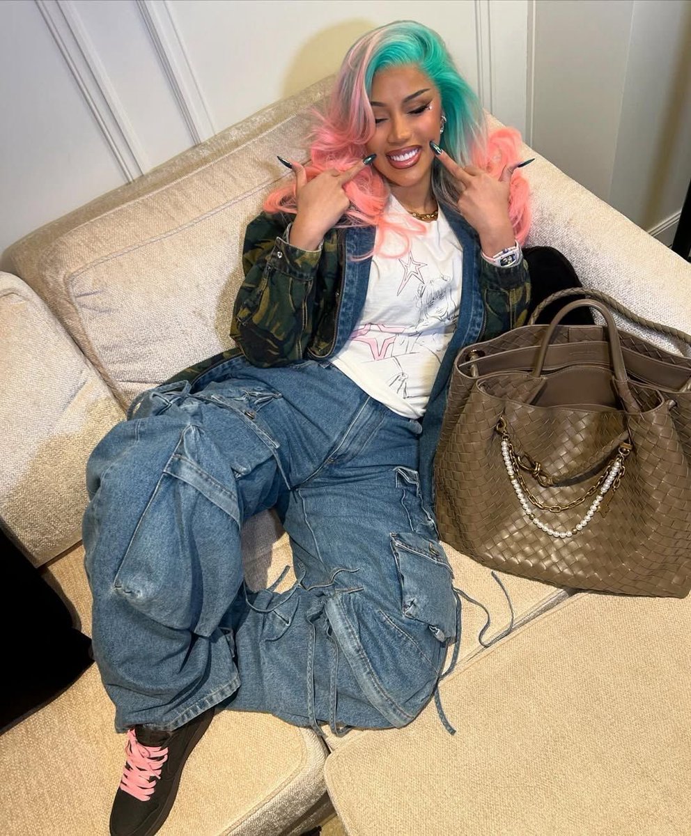 r, fan account tweet media