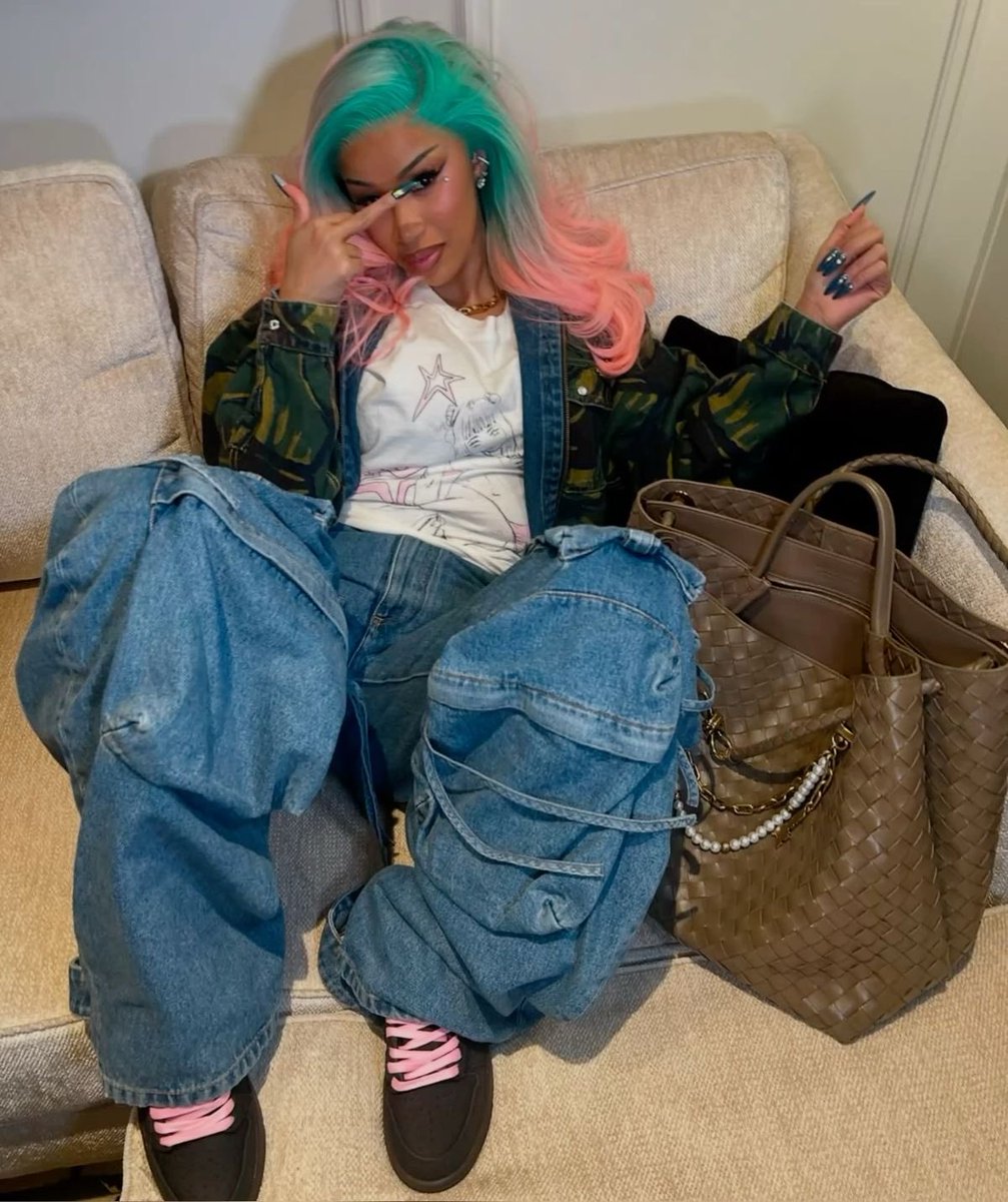 r, fan account tweet media
