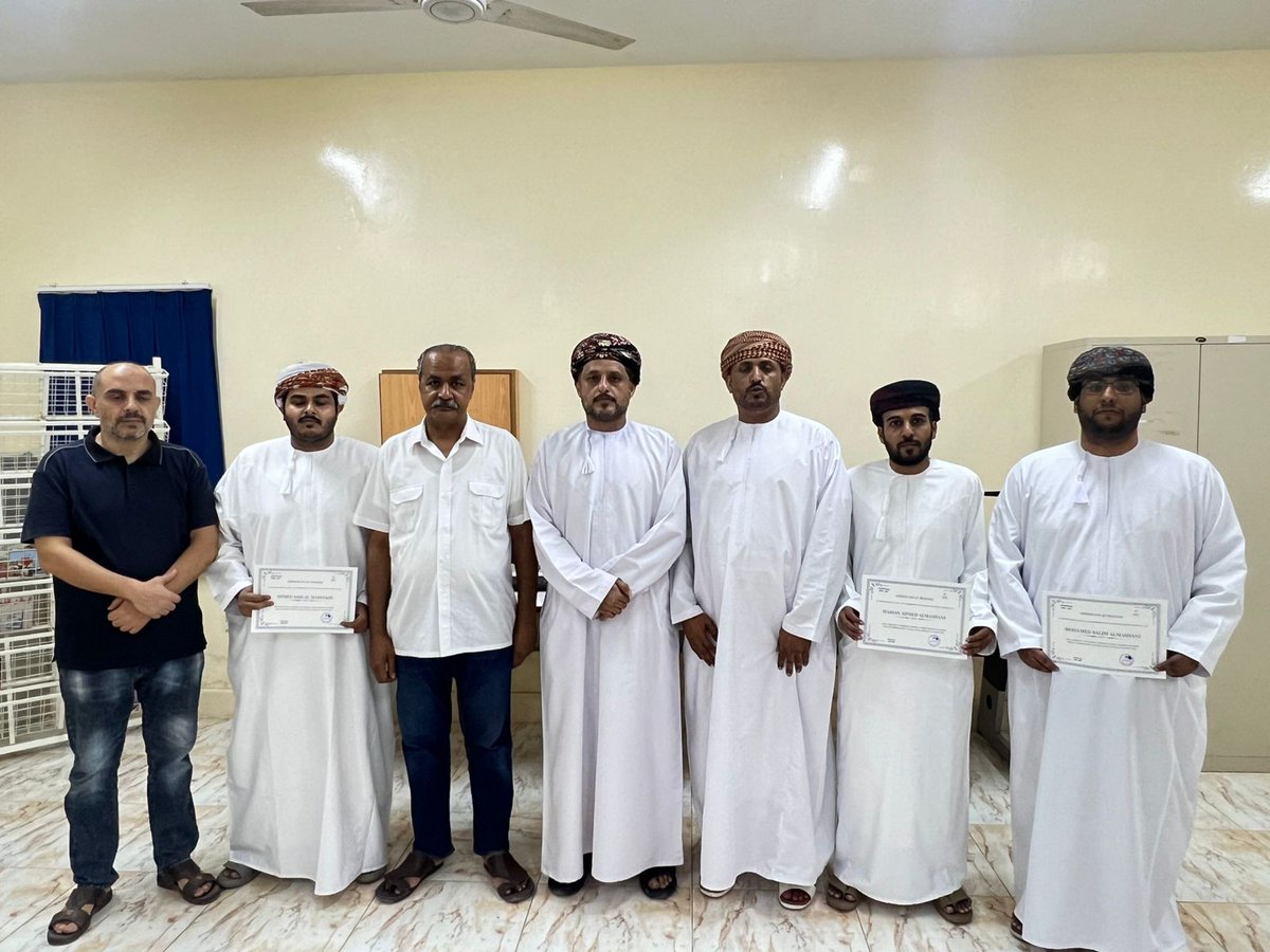 altermzzi's tweet photo. تم اليوم في مدرسة الترمذي توديع طلبة المتدربين من جامعة ظفار قسم اللغة الإنجليزية  وتم توزيع  شهادات  تدريبية للمتدربين 
بحضور مدير المدرسة الاستاذ علوي الذهب ومنسق المادة الاستاذ سعيد سالم المعشني ومعلمين  مادة اللغة الإنجليزية.  
#فعاليات_تعليمية_ظفار https://t.co/MMO06F16tu