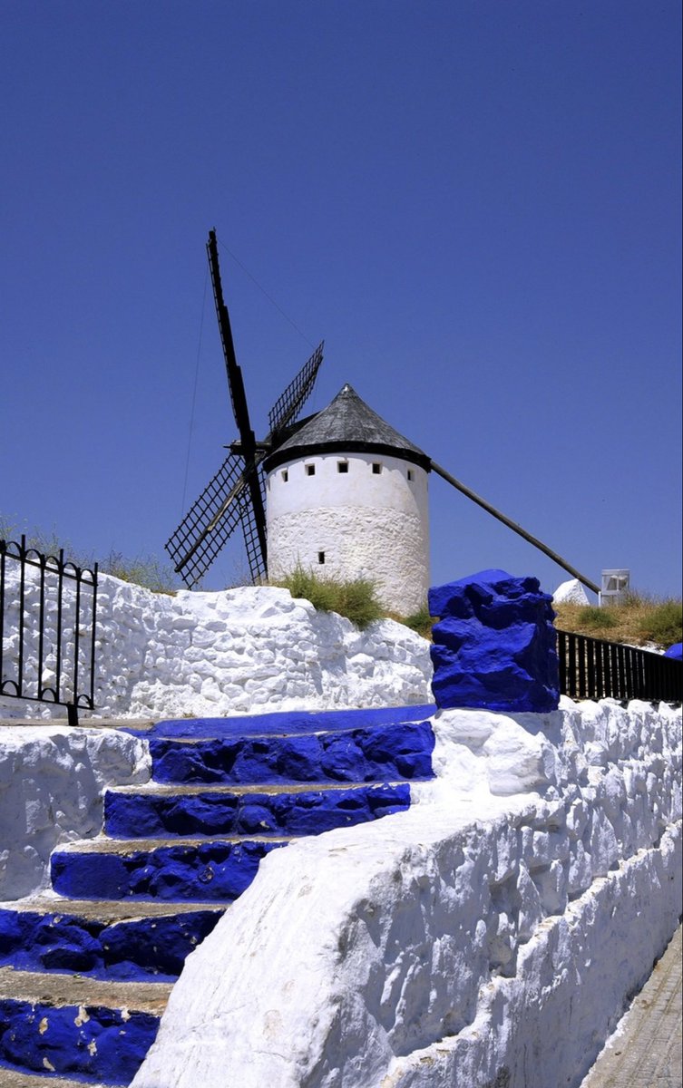 turismoclm's tweet photo. Castilla-La Mancha es el mayor viñedo del mundo La región cuenta con seis rutas del vino:
-La Mancha
-La Manchuela
-Valdepeñas
-Méntrida-Toledo
-Almansa
-Jumilla
#TurismoCastillaLaMancha #RutasDelVino #Enoturismo #GastronomíaCLM #VinoCLM https://t.co/wpkmdqrFnr