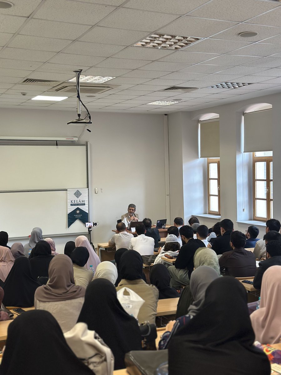 kelamplatformu's tweet photo. Kelam Çalışmaları Platformu olarak düzenlediğimiz “Kevserî’nin İlmi Mirasını Oluşturan Ana Fikir” konferansını yoğun bir katılımla gerçekleştirdik.  

Doç. Dr. Hamza el-Bekri hocamızın sunumuyla, İmam Zahid el-Kevserî’nin ilmî müktesebatı, selef ulemasının ilmî çizgisiyle kurduğu bağ ve ümmetin fikrî hafızasındaki yeri yaygın algıdaki yönleriyle karşılaştırarak anlatıldı.

Fikirlerin savrulduğu bir dönemde dahi ilmî vakarını ve sahih yaklaşımını muhafaza eden Kevserî’nin ortaya koyduğu fikri mirasın farklı yönleriyle ele alındığı konferansımız soru cevap kısmı ve hediye takdimiyle son buldu.

Katılım sağlayan tüm misafirlerimize teşekkür ederiz.  
Konferans kaydı yakında YouTube kanalımızda yayınlanacaktır. Kanalımızı ve hesaplarımızı takip ederek  çalışmalarımızdan haberdar olabilirsiniz.