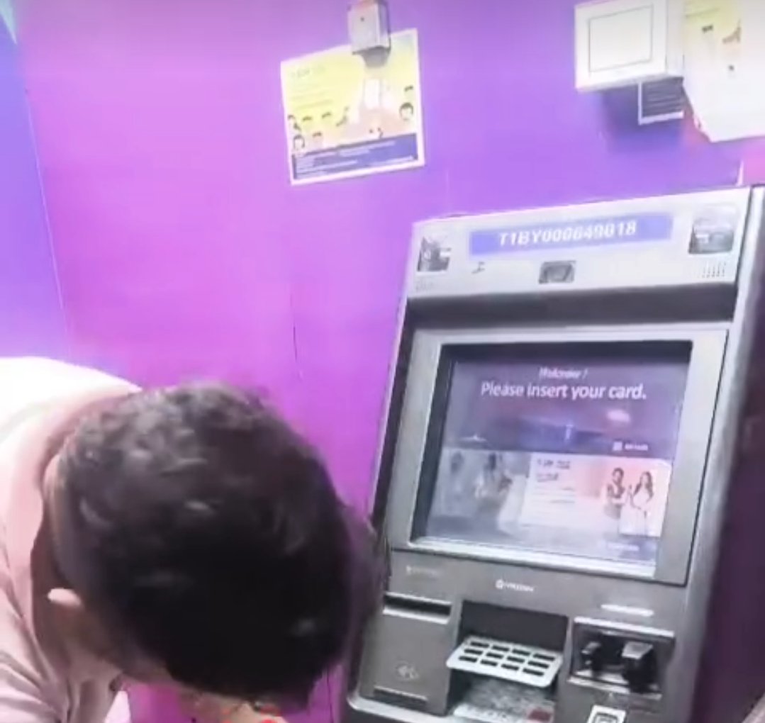 Rudhrayadav001's tweet photo. ATM से पैसे निकालते समय सावधान रहें!

हरदोई में एक व्यक्ति ने एटीएम से ₹10,000 निकाले, खाते से पूरी रकम कट गई।

लेकिन मशीन से केवल ₹6,500 ही बाहर निकले, बाकी ₹3,500 एटीएम के अंदर ही फंसे रह गए,

कुछ देर बाद जब उसने ध्यान से एटीएम मशीन को चेक किया, तो उसे कैश निकलने वाली खिड़की पर गड़बड़ी दिखाई दी,

जैसे ही उसने उस हिस्से को बाहर की तरफ खींचकर देखा, अंदर काफी मात्रा में ग्लू लगा हुआ था, उसी ग्लू में ₹500-₹500 के कई नोट चिपके मिले, जिनमें उसके ₹3,500 भी शामिल थे,

किसी ने एटीएम के कैश स्लॉट के साथ छेड़छाड़ कर यह जाल बिछाया था, ताकि नोट बाहर आने के बजाय अंदर ही चिपक जाएं और बाद में उन्हें निकाला जा सके।

इसलिए ATM से पैसे निकालते समय हमेशा सतर्क रहें, अगर पैसे फंस जाएं या मशीन में कोई संदिग्ध चीज दिखाई दे, तो तुरंत बैंक को सूचना दें।