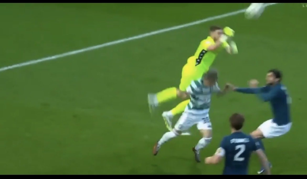StephenScully81's tweet photo. @JimSpenceDundee Didn’t get this one though and that’s a stonewaller. https://t.co/kpSKWRCgAt