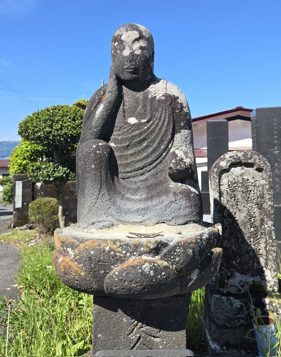 ときどき通りかかる石仏さま かなり磨耗してるけど高遠石工テイストが