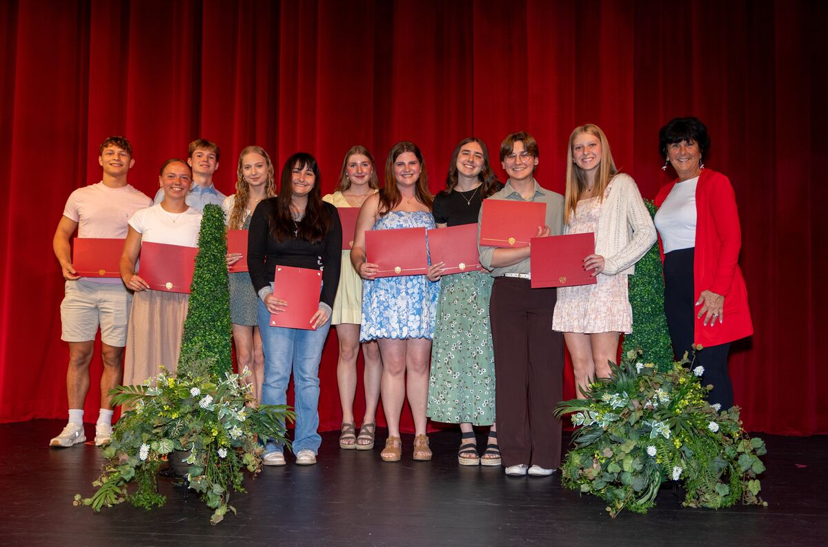 PerryLocal_Lake's tweet photo. Last evening at the annual Scholarship Awards, over $70,000 in scholarships were awarded to some of our amazing seniors. Thank you to our community partners for their generous contributions and congratulations to our deserving students.
#HometownPride
#WorldclassOpportunities https://t.co/3coa50QIwc