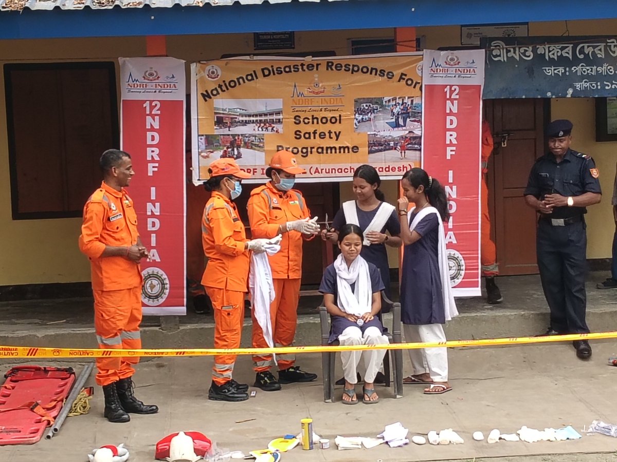 12bnndrf's tweet photo. 12NDRF Teams conducted #SchoolSafetyProgramme at Boginadi High school #NorthLakhimpur & Shankar Dev High School #Majuli #Assam around 389 students & teachers were benefitted with do’s and don’t during disaster. #NDRF4U https://t.co/FoN33YLBgV