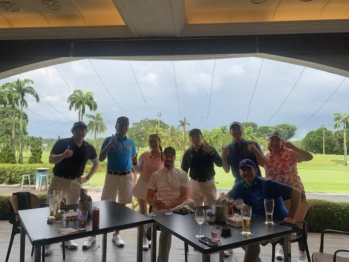 willof_murakami's tweet photo. シンガポールOrchid country clubでゴルフ懇親からの食事して帰ろうとしたら盛り上がってしまい、カラオケ懇親会へ突入。

世代や国籍を越えて、楽しみ、、
ビジネスの話も盛り上がり、
新たな機会を探索しました。

スコールでスタートが遅れ、ハーフラウンドしか出来なかったけど、その後の飲み会は23時まで続くという、、

なんともお酒が好きな面々。
