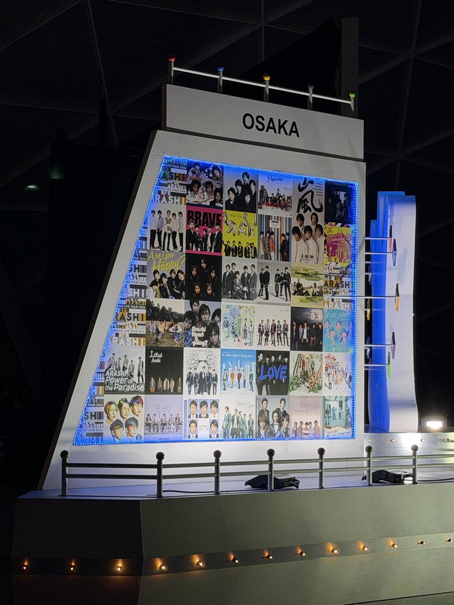 greenRINGOJAM's tweet photo. 人いっぱいで真正面からは
撮れなかったけど‥
懐かしい写真がいっぱい💕

#WeareARASHI
＃嵐
#うめきた広場 https://t.co/cbM7BM2Cf2