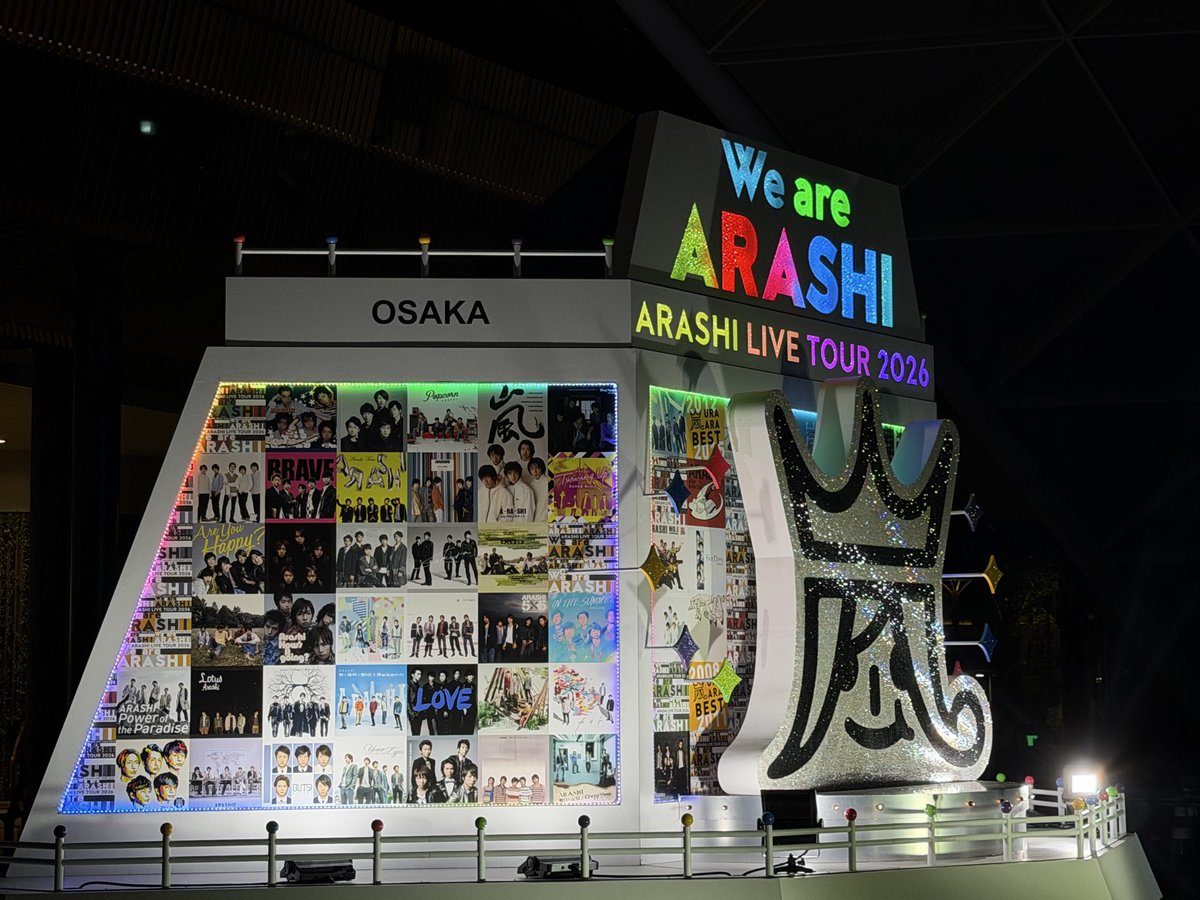 greenRINGOJAM's tweet photo. 人いっぱいで真正面からは
撮れなかったけど‥
懐かしい写真がいっぱい💕

#WeareARASHI
＃嵐
#うめきた広場 https://t.co/cbM7BM2Cf2