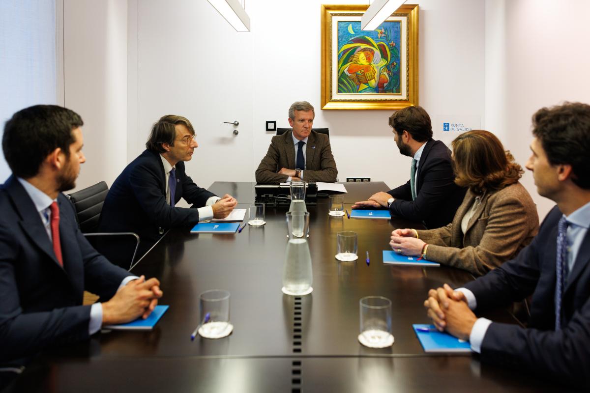 RegistradoresG's tweet photo. El Presidente de la Xunta 
@AlfonsoRuedaGal recibió a nuestro Decano Sebastián Camacho @PitaSebas . Asistieron también el Conselleiro Miguel Corgos y los Registradores y miembros de la Junta del Decanato Autonómico Ana Isabel Parada, Mario Vaqueiro y Santiago Amor  @Iagoamor . https://t.co/a4E5G0NLJ3