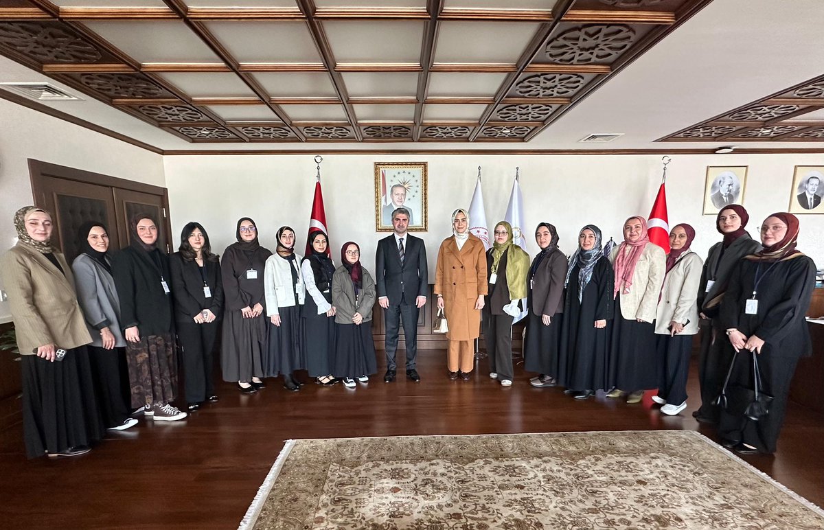 ztarikdaroglu's tweet photo. İstanbul Kadın ve Kadın Kuruluşları Derneği (İKADDER) Başkanı Sayın Neyir Yenişehirlioğlu Akbulut ve beraberindeki heyeti bakanlığımızda misafir ettik.

Nazik ziyeretleri için Sayın @neyiryen ve beraberindeki heyete teşekkür ediyor, çalışmalarında başarılar diliyorum. https://t.co/ZjjSFEEskJ