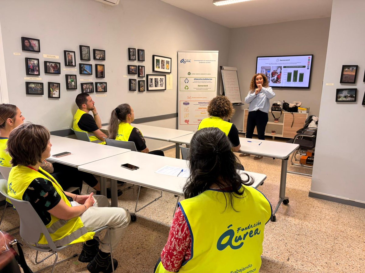 aiguesbcnclient's tweet photo. 👐 El nostre grup de voluntariat, de la mà de la Fundació Áurea, ha preparant aquest matí lots de productes d'higiene que posteriorment es lliuraran a persones que en situació de vulnerabilitat.  

A més, han participat en un taller d'aprofitament alimentari impartit per la fundació @Espigoladors.