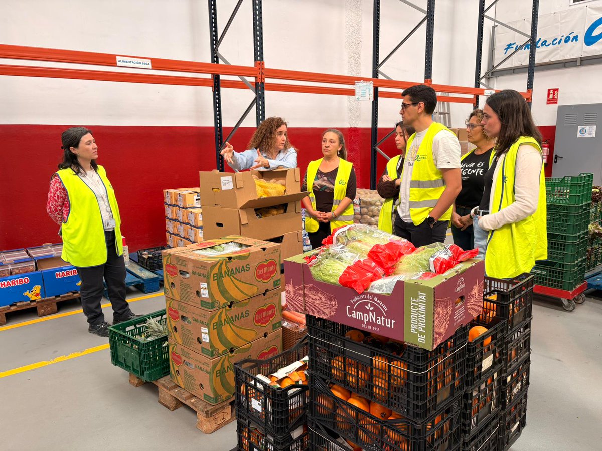 aiguesbcnclient's tweet photo. 👐 El nostre grup de voluntariat, de la mà de la Fundació Áurea, ha preparant aquest matí lots de productes d'higiene que posteriorment es lliuraran a persones que en situació de vulnerabilitat.  

A més, han participat en un taller d'aprofitament alimentari impartit per la fundació @Espigoladors.