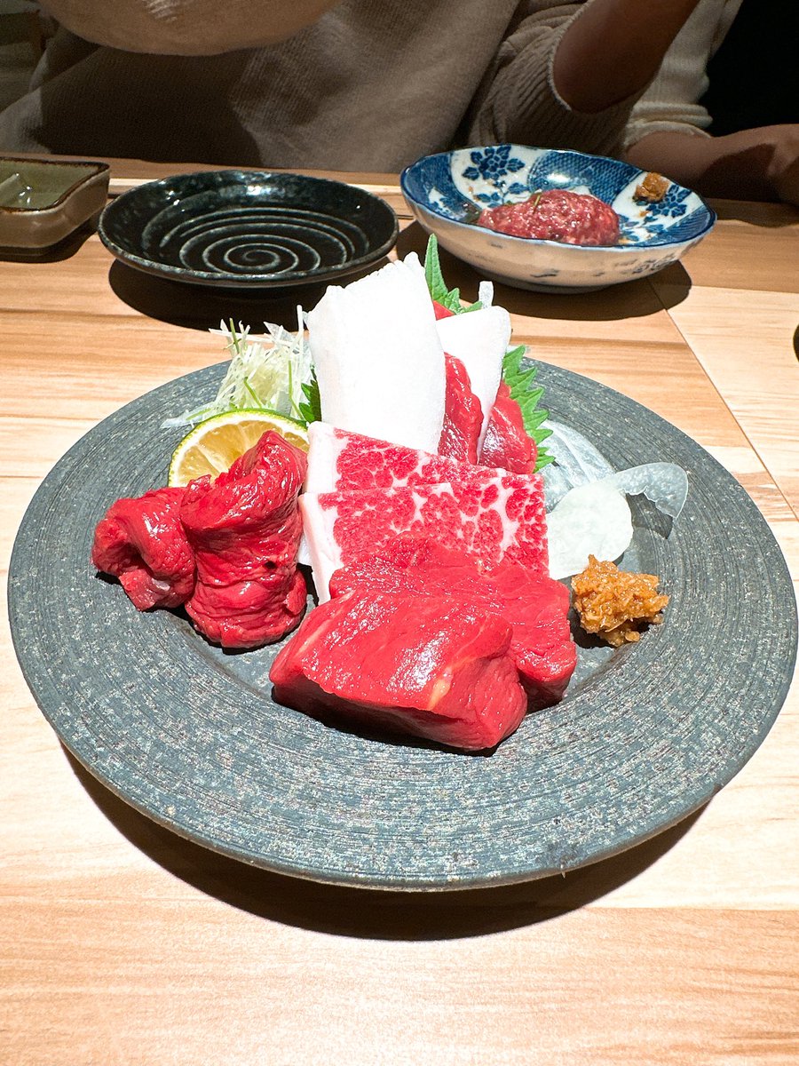 sanmossan's tweet photo. 最近美味いもん食べてないから思うけど
結構前に食べた馬肉優勝だったな https://t.co/5DRvdEmVe2