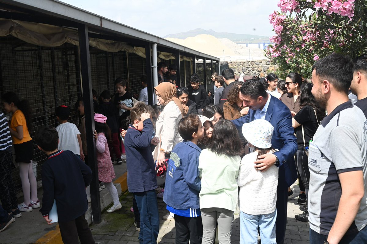 OsmaniyeOSB's tweet photo. Osmaniye OSB Muz Serasına Minik Ziyaretçilerden Yoğun İlgi

Osmaniye Organize Sanayi Bölgesi bünyesinde faaliyet gösteren muz seramızda, Gökay Okulları öğrencilerini ağırladık.
Gerçekleştirilen ziyarette öğrenciler, muz üretim sürecini yerinde inceleme fırsatı bulurken sera içerisinde bulunan tropikal üretim ortamını da yakından tanıdı. Öğrenciler, muzların yetişme aşamaları hakkında bilgi alırken seradaki üretim faaliyetlerini ilgiyle takip etti.Renkli ve keyifli anlara sahne olan programda öğrencilerin meraklı soruları ve heyecanı dikkat çekti. 
OOSB olarak çocukların üretim süreçlerini yerinde görmelerine katkı sağlayan bu tür sosyal ve eğitici etkinlikleri desteklemeye devam ediyoruz.
Emeği geçen sanayicilerimize ve Yönetim Kurulumuza  destekleri ve katkılarından dolayı teşekkür ederiz.