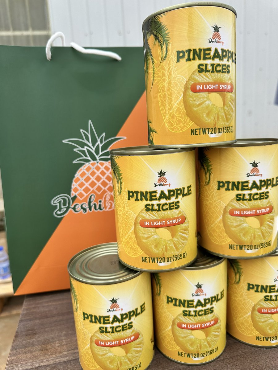 FAOUganda's tweet photo. #HappeningNow: 
Uganda flags off its first-ever consignment of canned #pineapples for export, to China🍍🇺🇬 🇨🇳

A massive win for 👏👏 
✅Agro-industrialization
✅ Job opportunities 
↗️ Farmer incomes. 

🍍taking Ugandan value-add to the world stage.

#SouthSouthCooperation 🤝 https://t.co/mt0Sx3KOFh