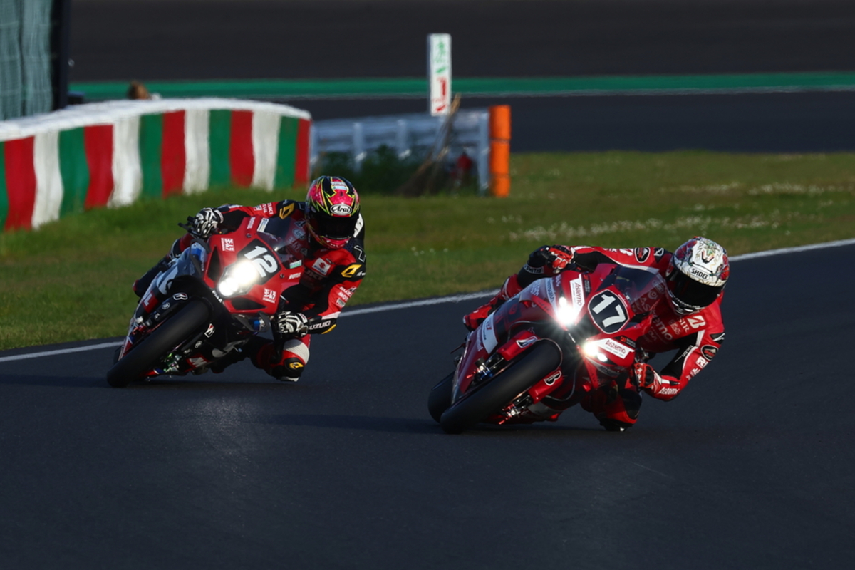 AlessioPiana130's tweet photo. #Suzuka8hours #鈴鹿8耐 #FIMEWC 

La due-giorni di Test ufficiali in vista della 8 ore di Suzuka 2026 in programma il 5 luglio prossimo ha proiettato in cima al monitor dei tempi Honda HRC. Velocissima in ogni condizione (2'04"773 il miglior crono), inavvicinabile (per ora) in termini di costanza di rendimento, viaggiando come un orologio: Jonathan Rea subito al top, mentre Takumi Takahashi di gran lunga è stato il riferimento sul ritmo gara. Con la CBR 1000RR-R #30 Johann Zarco proverà soltanto nella settimana della gara.

Sotto il 2'05", crono resi possibili dall'innalzamento del livello e dalla riasfaltatura di Suzuka (dalla NIPPO fino al traguardo, nel 2025 tutto il primo tratto), anche Yoshimura SERT Motul Suzuki con un Cocoro Atsumi combattivo sin dai test di settimana scorsa più F.C.C. TSR Honda France, presente con Alan Techer e John McPhee. Vicina a questi riferimenti anche il team Astemo Pro Honda SI Racing di Shinichi Ito (con Kohta Nozane, Taiga Hada e Kohta Arakawa).

Yamaha Factory Racing Team, aspettando di usufruire di Jack Miller ed Andrea Locatelli nella settimana di gara, ha girato con Katsuyuki Nakasuga ed il tester Soichiro Minamimoto. Il primo ha viaggiato sul 2'05" incappando anche in una scivolata nella prima giornata, completando poi una simulazione di stint di gara l'indomani da 25 giri.

Tra le note positive la GSX-R 1000R "Eco" del Team Suzuki CN Challenge a sua volta sul 2'05" con Ryo Mizuno, Etienne Masson e Takuya Tsuda, mentre nella Superstock è già lotta tra il Team Etoile BMW ed il team NCXX Racing diretto da Tetsuya Harada con Tetsuta Nagashima pilota di punta.